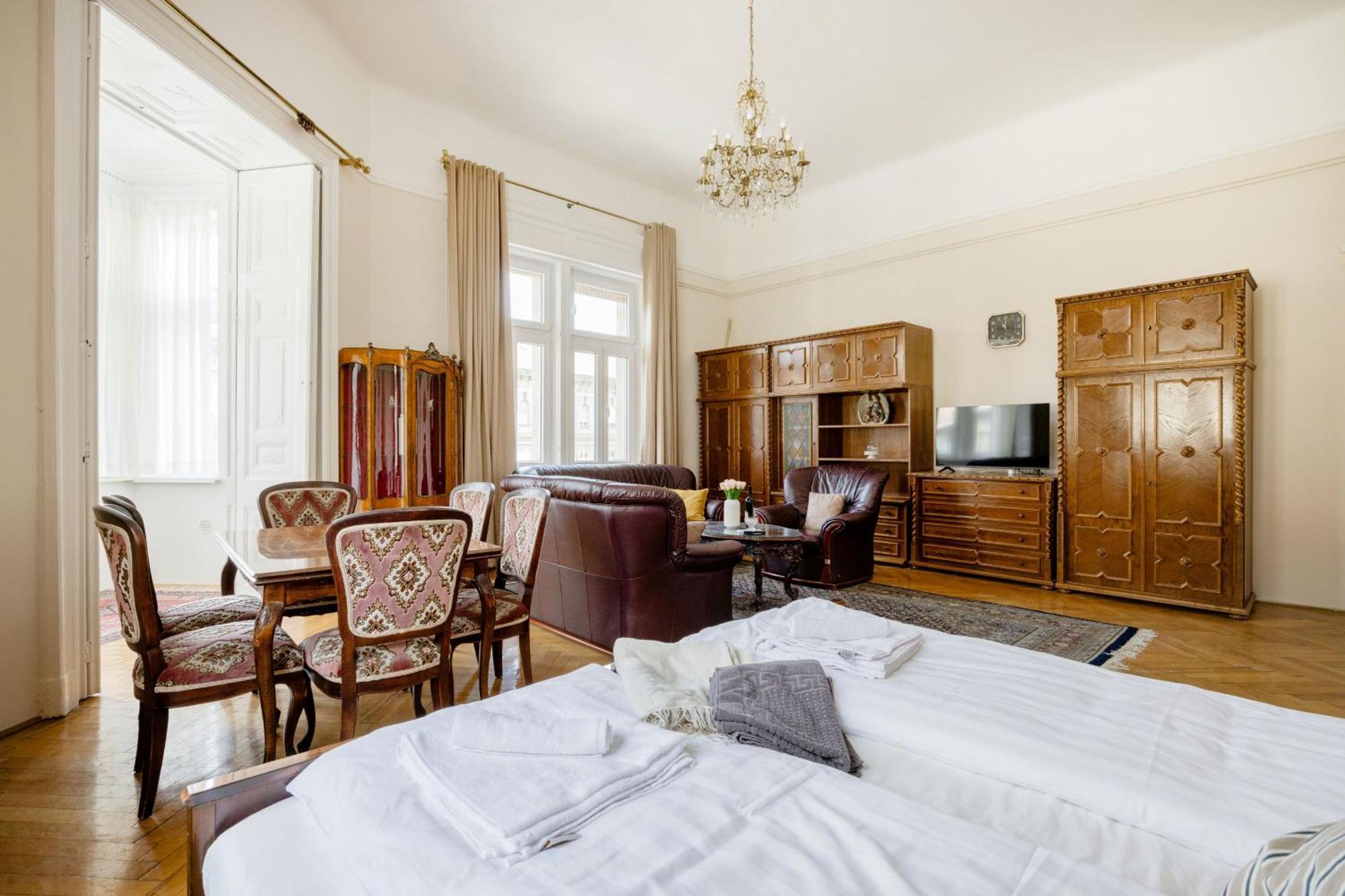 Апартаменти Vintage Build 2 Bedroom 2 Bathroom Будапешт