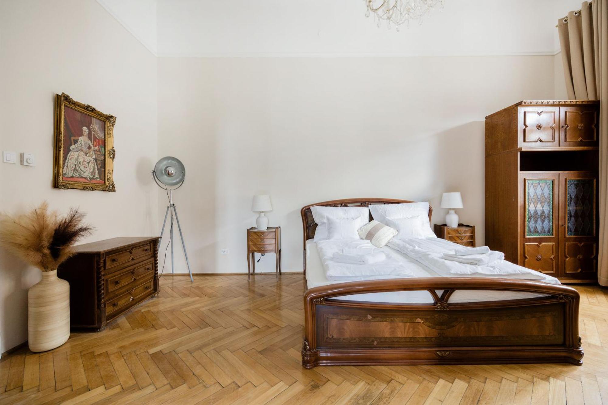 Апартаменти Vintage Build 2 Bedroom 2 Bathroom *